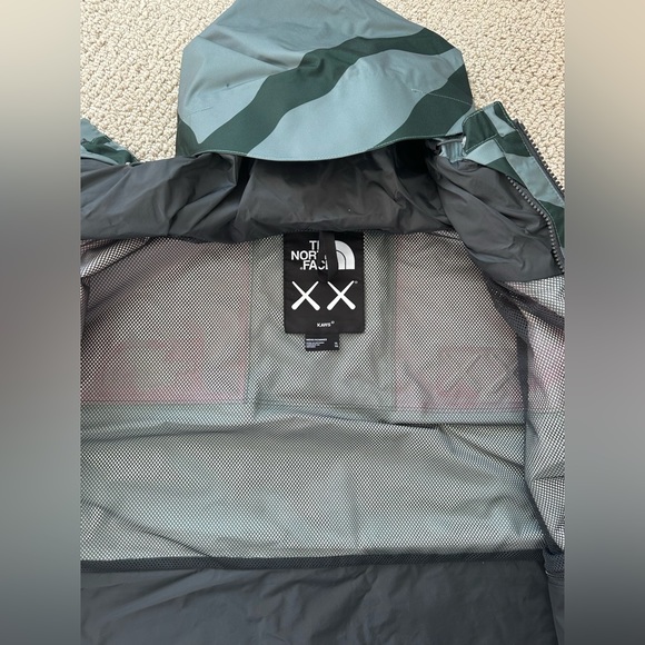 KAWS x North Face coat - Picture 7 of 8
